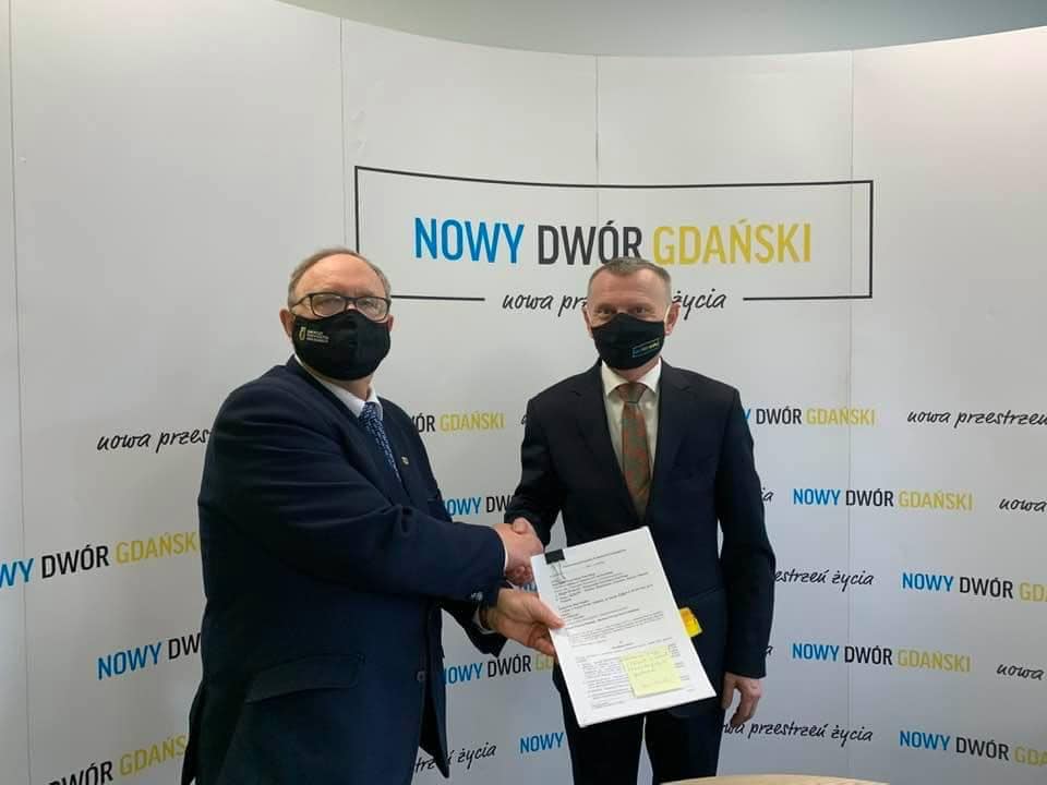podpisanie umowy na dofinansowanie przebudowy drogi w Różewie