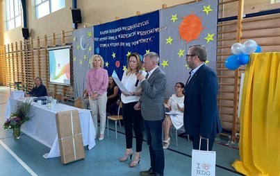Zdjęcie do &Oacute;smoklasiści pożegnali mury ZSP Kmiecin 